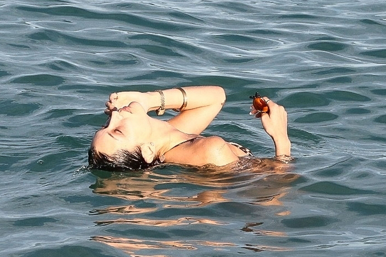Bella Hadid se relaja de su depresión en la playa