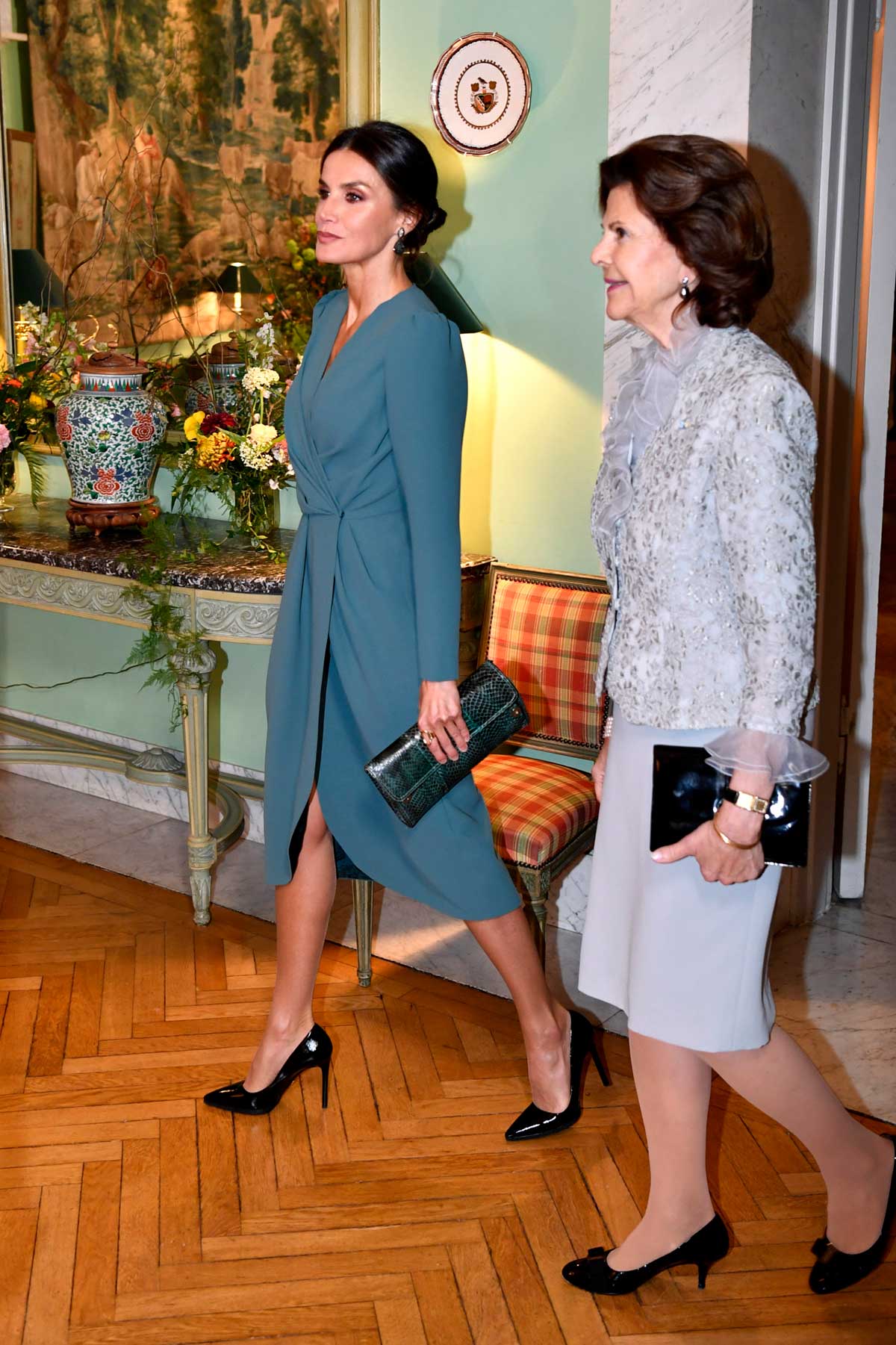 A la Reina Letizia se le cae el bolso en Suecia: ¡Esto es lo que hay en su interior!