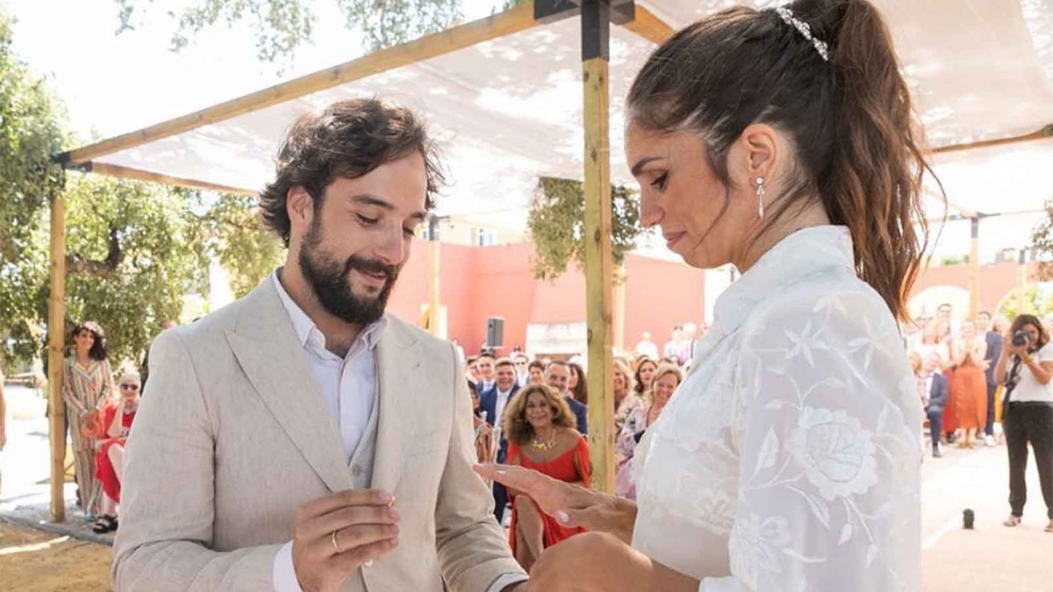 La foto inédita de la boda de Elena Furiase en la que hace una petición a su marido, Gonzalo Sierra
