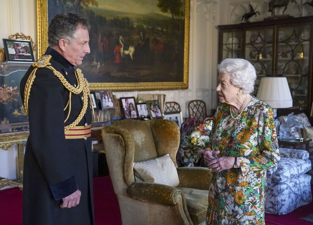 La reina Isabel II asiste al bautizo de sus bisnietos