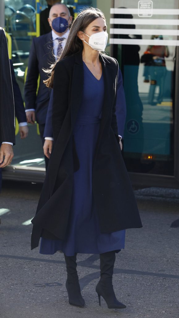 letizia con abrigo negro y vestido azul massimo dutti y botas mosqueteras