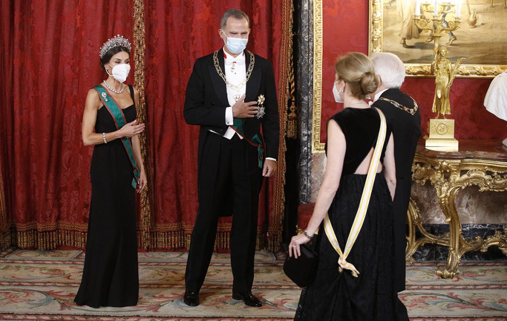 La Reina Letizia, espectacular con la Tiara Rusa en el Palacio Real (y su apuro con la mascarilla)