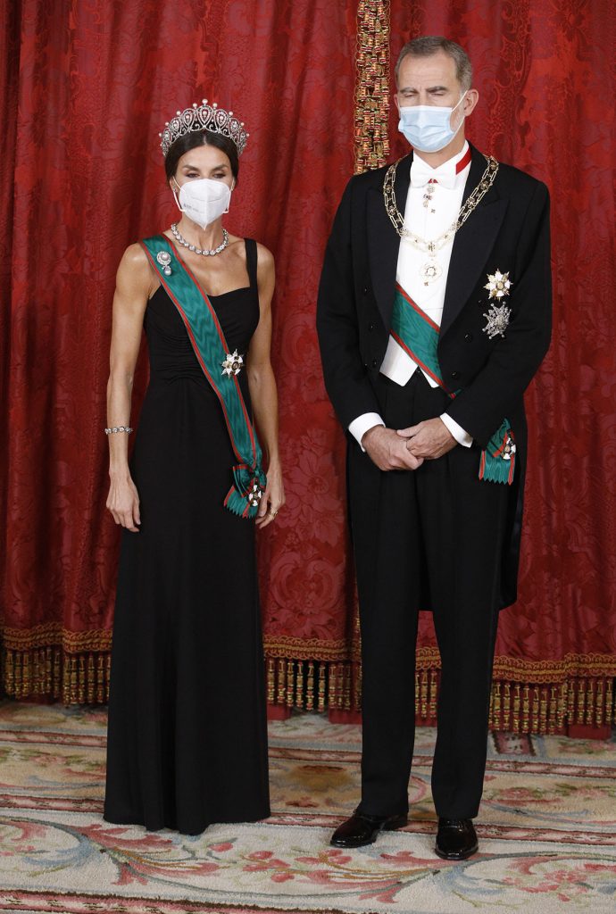La Reina Letizia, espectacular con la Tiara Rusa en el Palacio Real (y su apuro con la mascarilla)