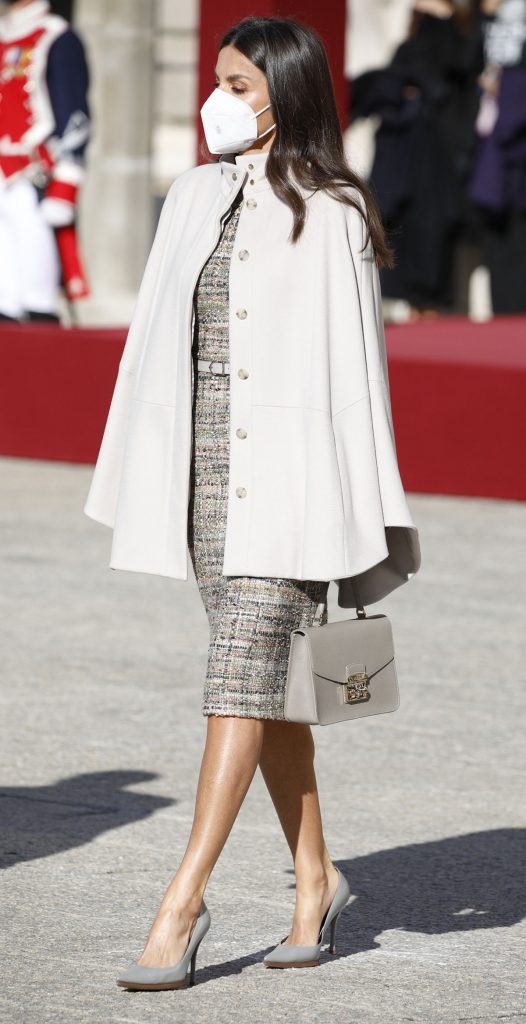 la reina letizia con capa y bolso de Furla