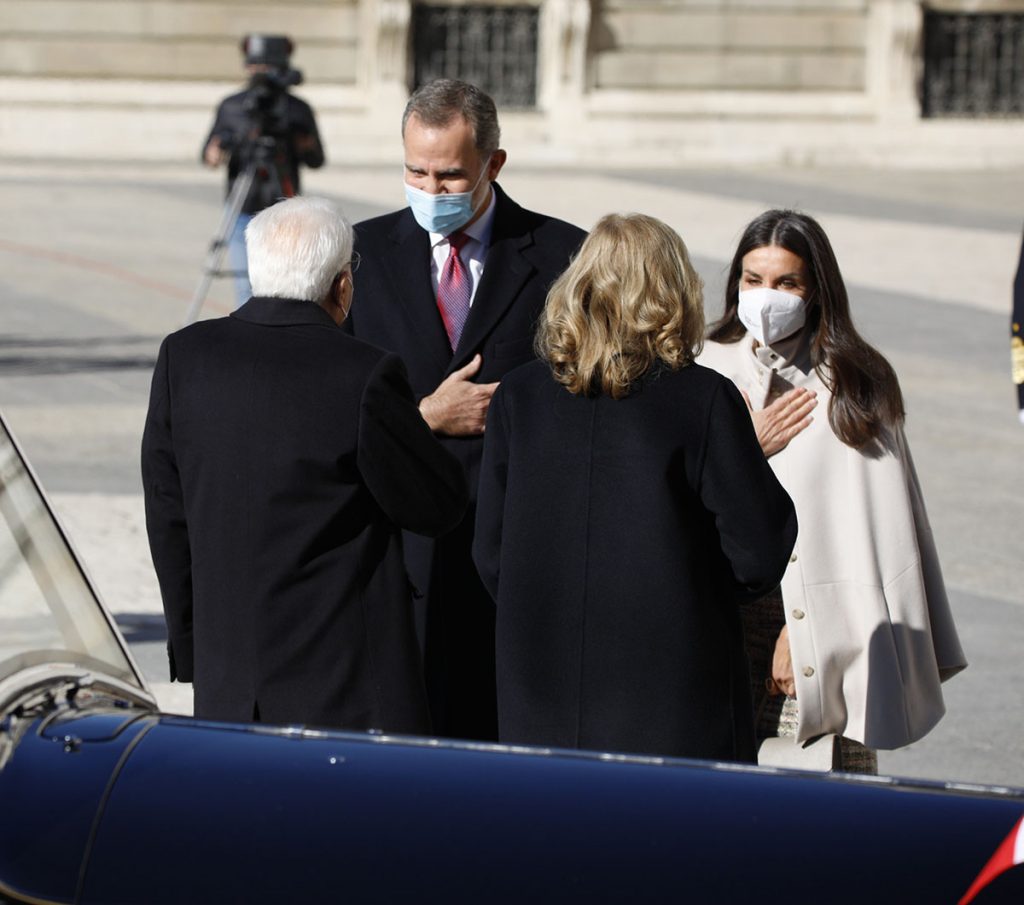 La Reina Letizia se luce con un nuevo bolso italiano para recibir al presidente Mattarella