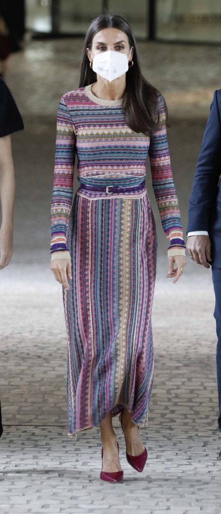 La Reina Letizia se atreve con el vestido ziz zag con más punto (y lo querrás copiar)