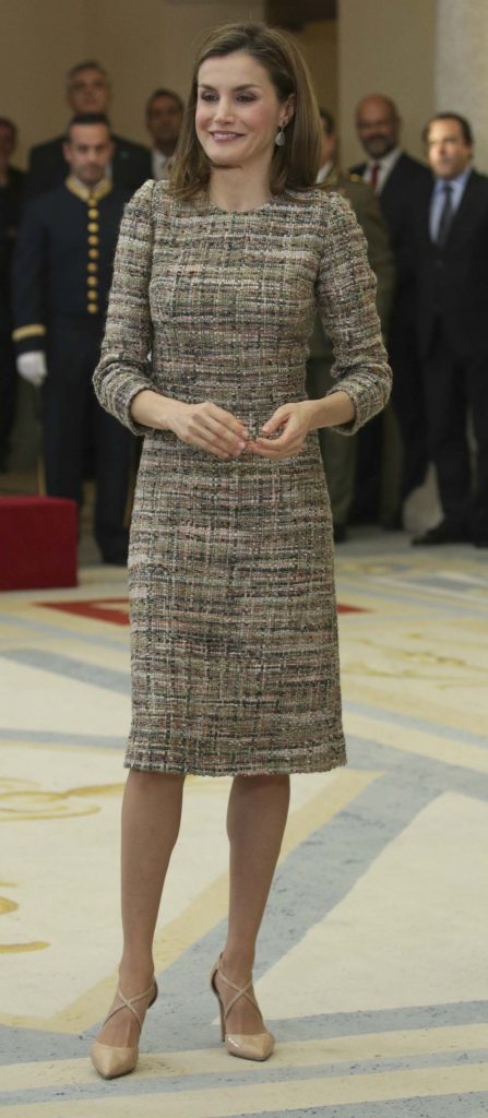 reina letizia con vestido de tweed