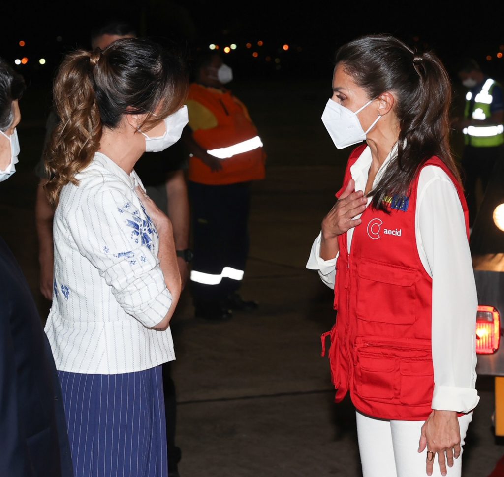 La Reina Letizia, vuelta al chaleco rojo de cooperante, frente a la elegante primera dama de Paraguay