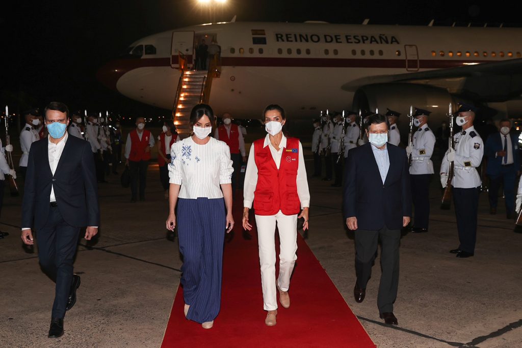 La Reina Letizia, vuelta al chaleco rojo de cooperante, frente a la elegante primera dama de Paraguay