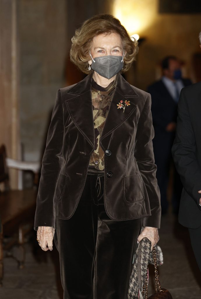 La Reina Sofía reaparece (moderna y rejuvenecida de terciopelo) tras cumplir los 83 años