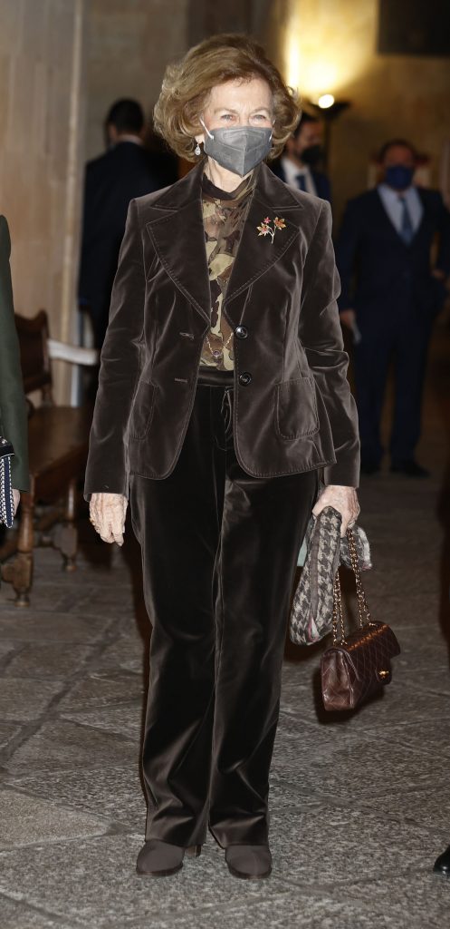 La Reina Sofía reaparece (moderna y rejuvenecida de terciopelo) tras cumplir los 83 años