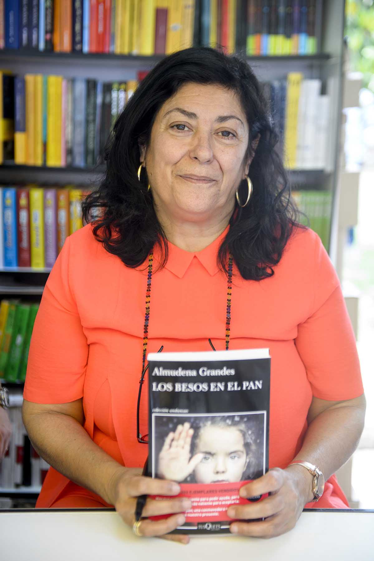 La escritora Almudena Grandes durante la promoción del libro " los besos en el pan " en la Feria del Libro de Madrid.