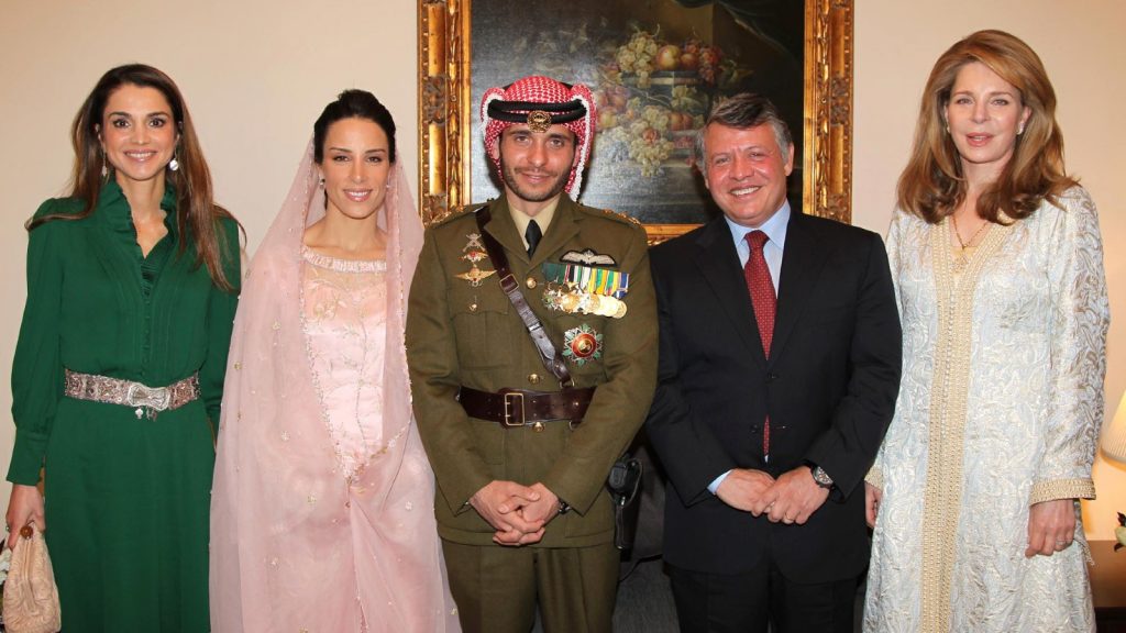 Noor de Jordania y su hijo Hamzah (vestido de militar) con el Rey Abdalá II