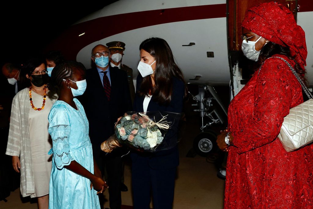 La Reina Letizia aterriza en Senegal en un viaje relámpago