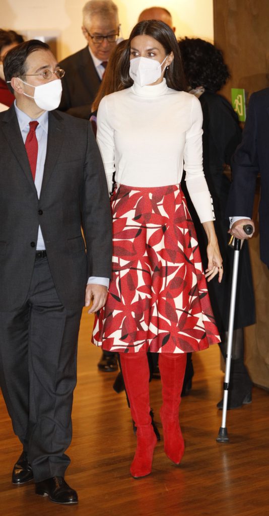 La Reina Letizia reaparece en plan 'mamá Noel' mosquetera junto a David Bisbal