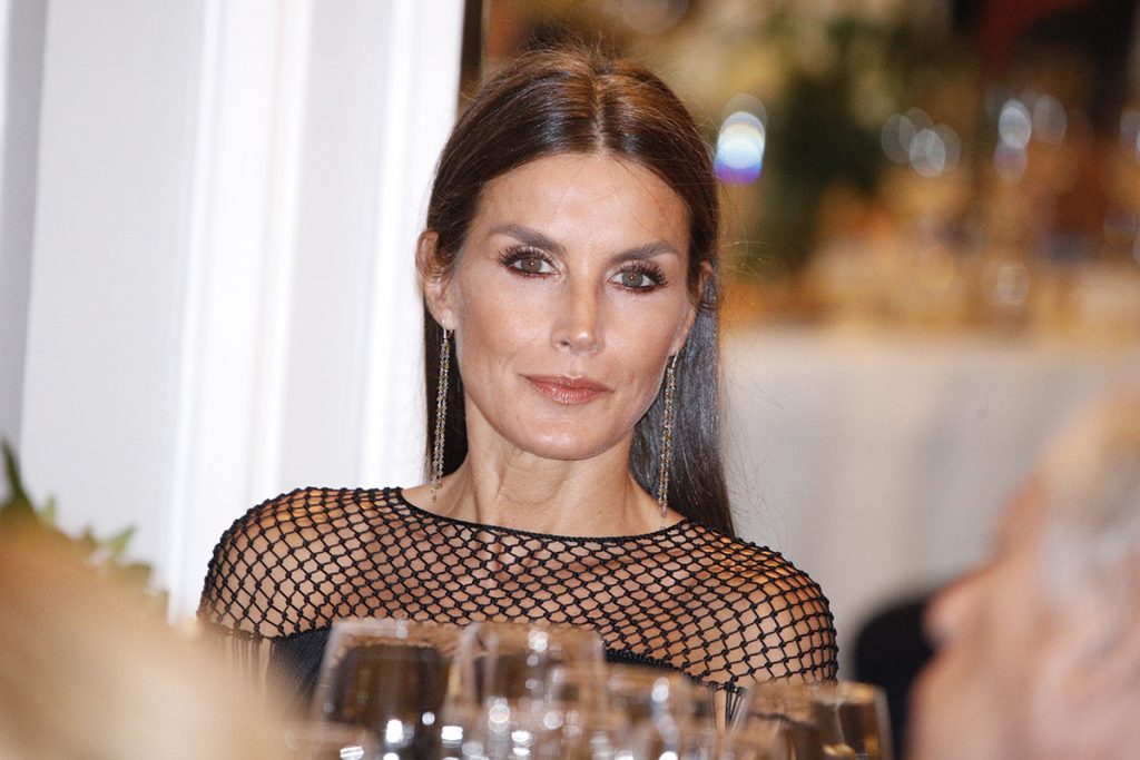 La Reina Letizia desbanca a Sara Carbonero como la más elegante de España, según una encuesta