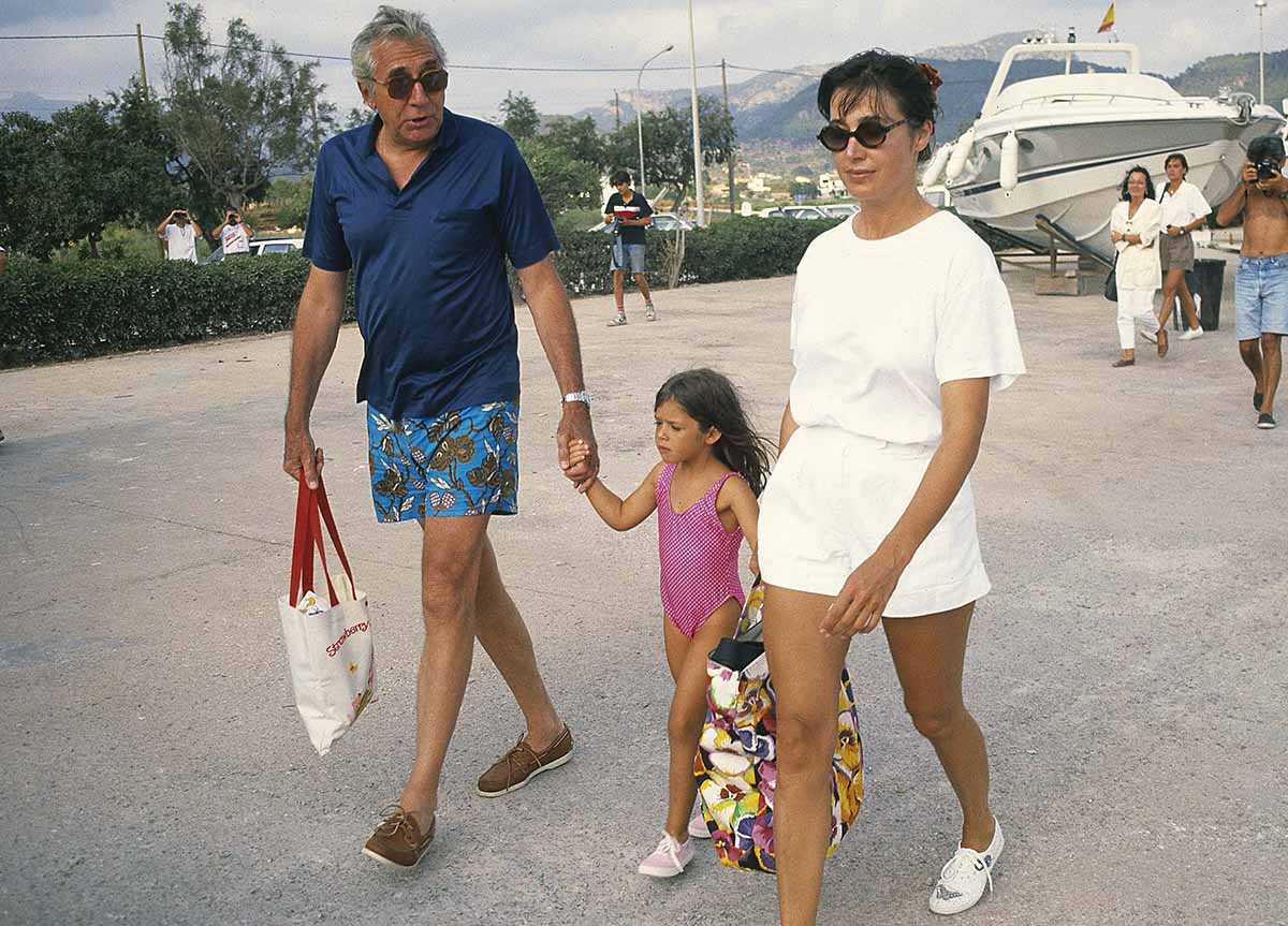 CARMEN MARTINEZ BORDIU Y JEAN MARIE ROSSI CON SU HIJA CYNTHIA ROSSI EN 1988 ©KORPA
