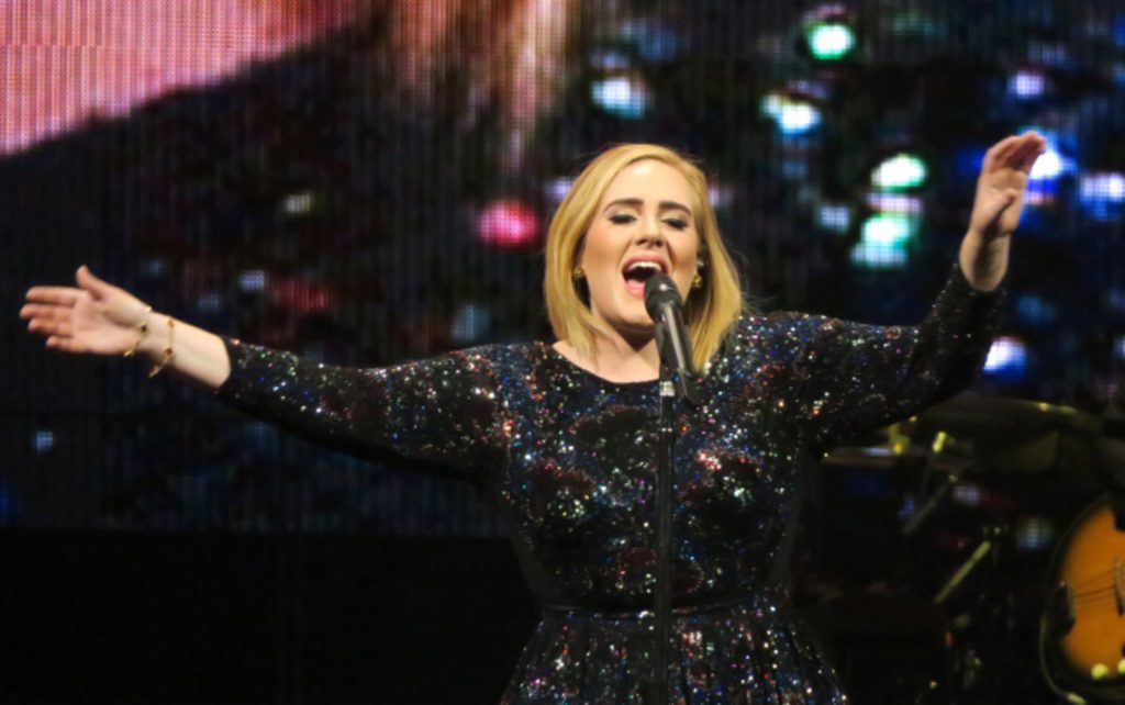 Adele rompe a llorar al posponer su concierto en Las Vegas
