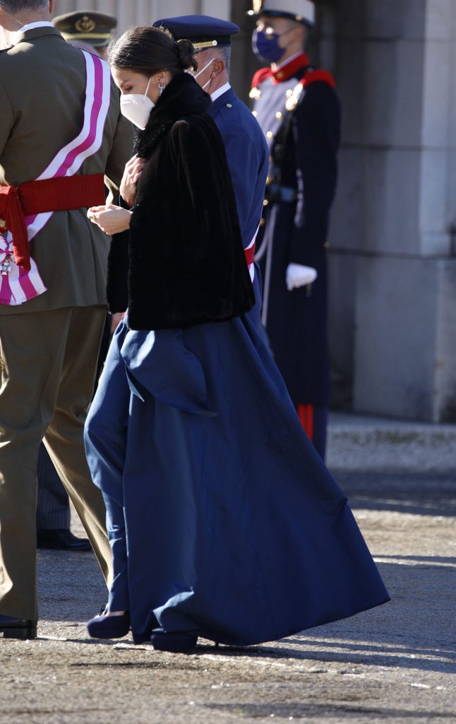 Con pieles, zapatones y de estreno: así es el primer look del año de la Reina Letizia en la Pascua Militar