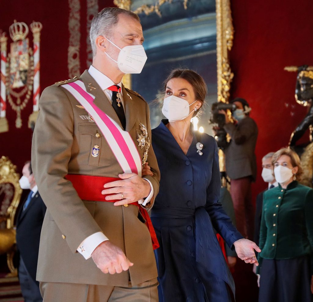 Con pieles, zapatones y de estreno: así es el primer look del año de la Reina Letizia en la Pascua Militar