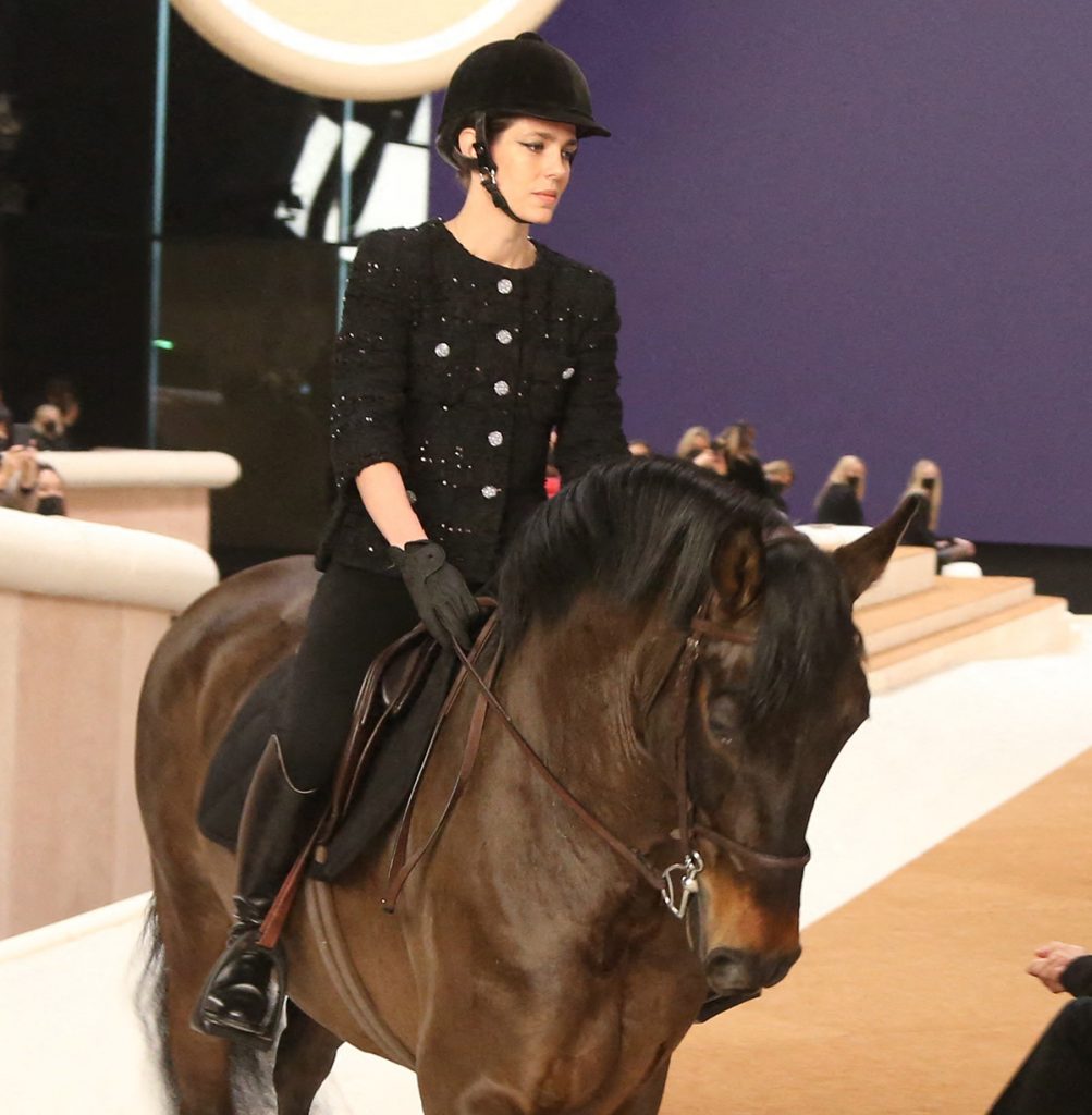 ¡De película! Carlota Casiraghi irrumpe a caballo en un desfile de Chanel