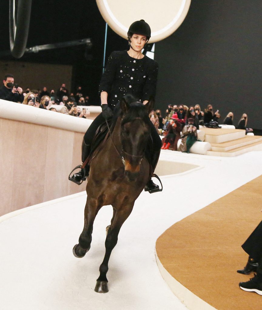 ¡De película! Carlota Casiraghi irrumpe a caballo en un desfile de Chanel