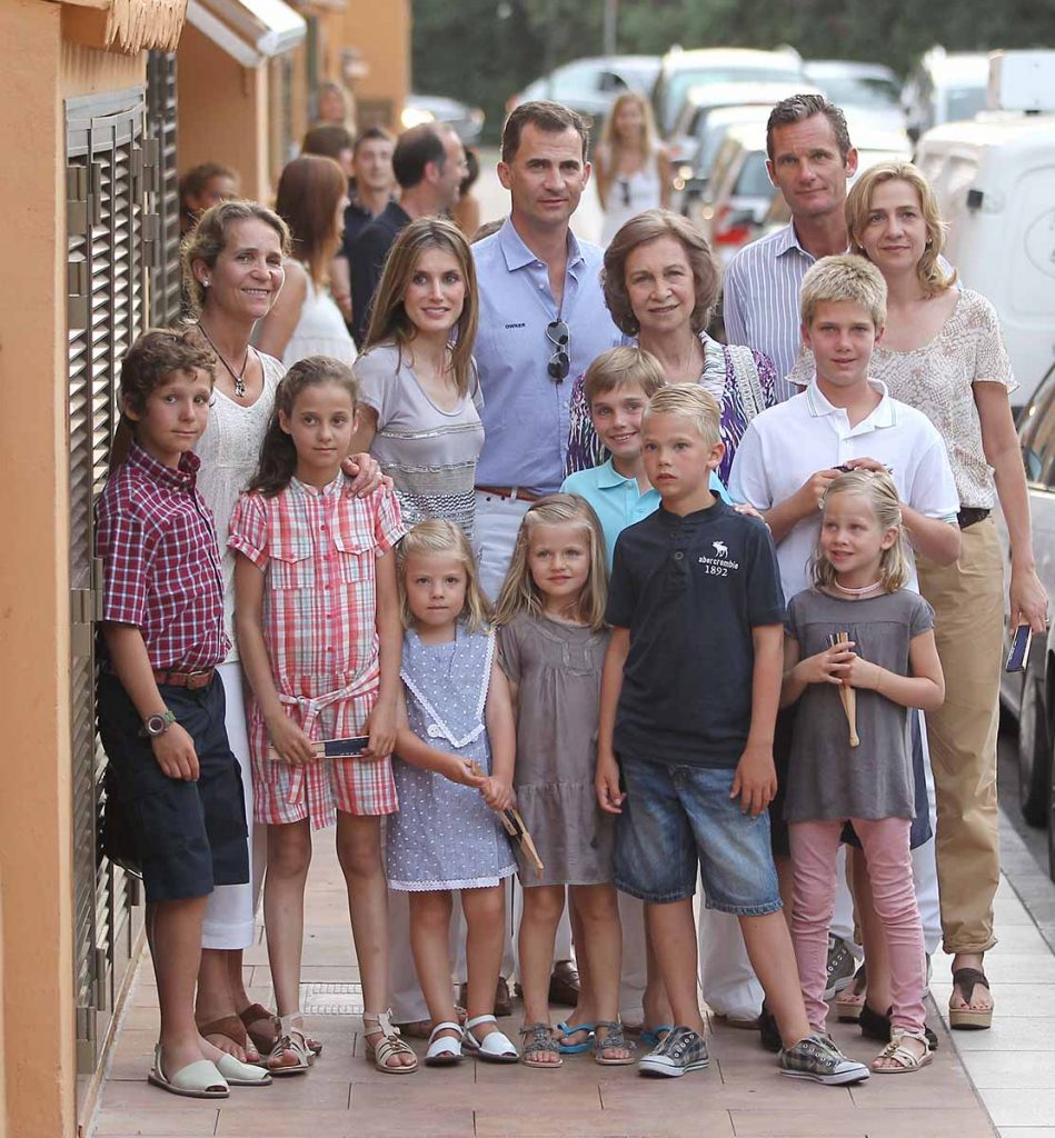El Rey Felipe VI ‘aparca’ a su familia y llega solo a Mallorca conduciendo un cochazo de 53.000 euros