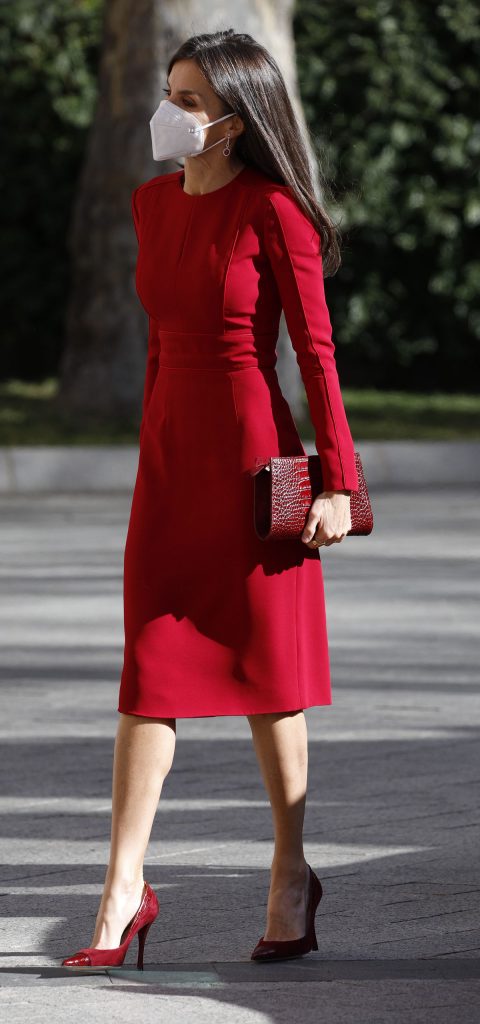 Un vestido que marca y el superpoder del rojo para la Reina Letizia