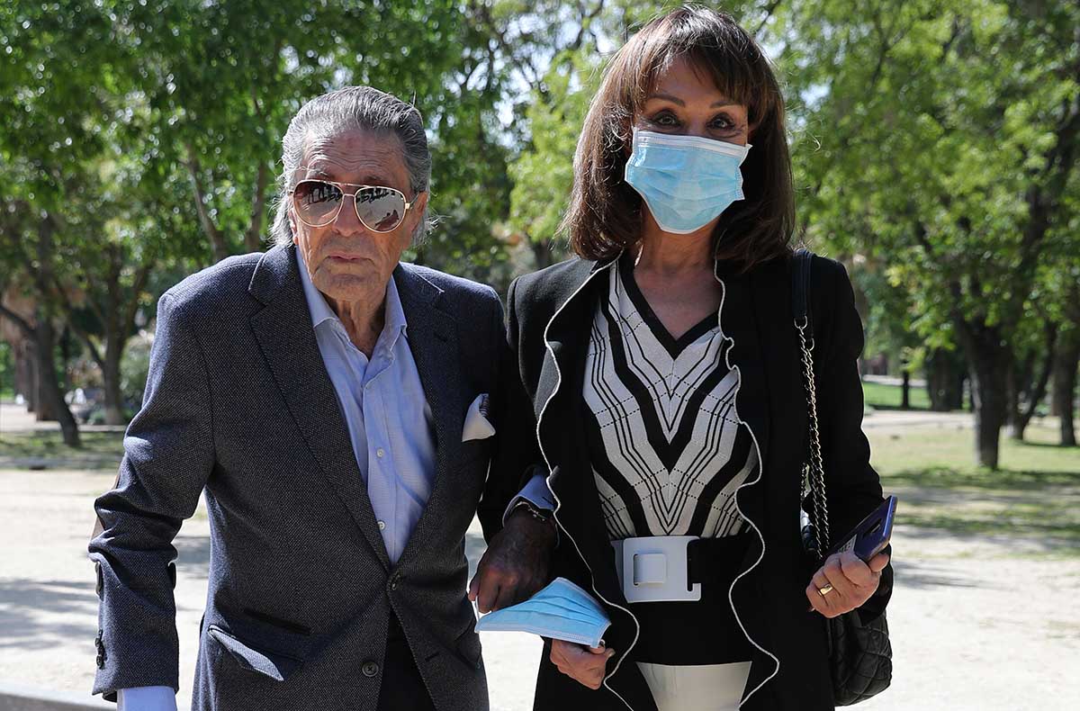 Jaime Ostos and Maria Angeles Grajal  during burial of Pedro Trapote Mateo in Madrid, 29 April 2021