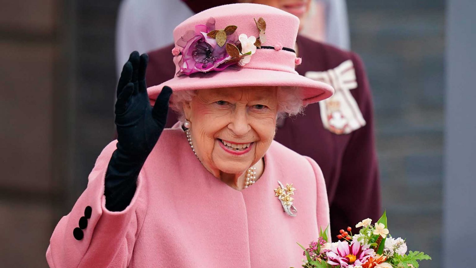 Isabel II retira los títulos militares al príncipe Andrés por las acusaciones de abusos sexuales