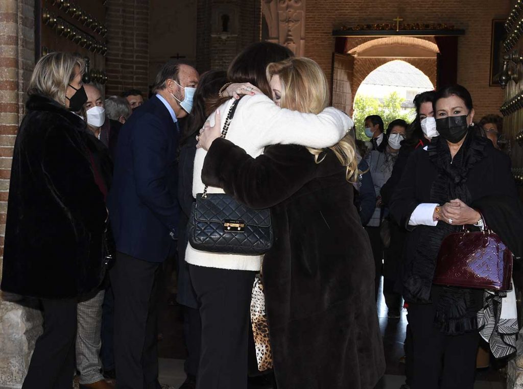 La emoción de Mari Ángeles Grajal en el último adiós a Jaime Ostos en Écija