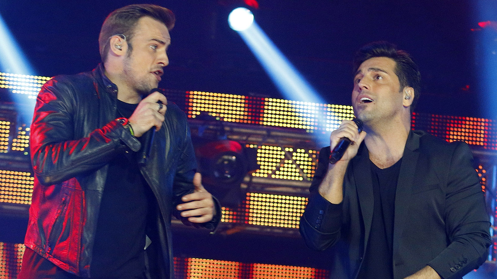 Los cantantes Álex Casademunt y David Bustamante durante el concierto "OT El Reencuentro" en Barcelona.