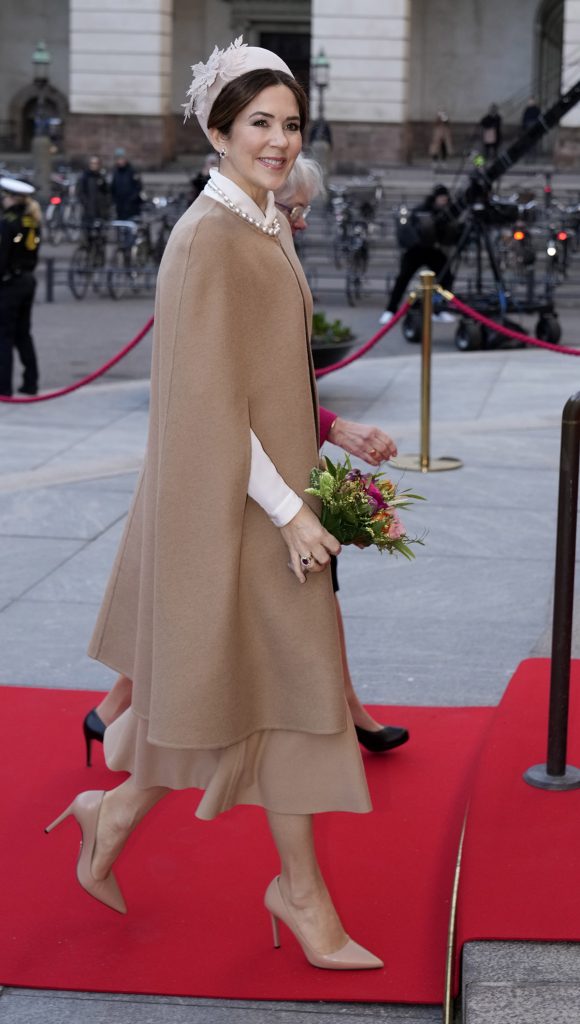 La princesa Mary, la mejor escudera de la reina Margarita de Dinamarca en su Jubileo de Oro