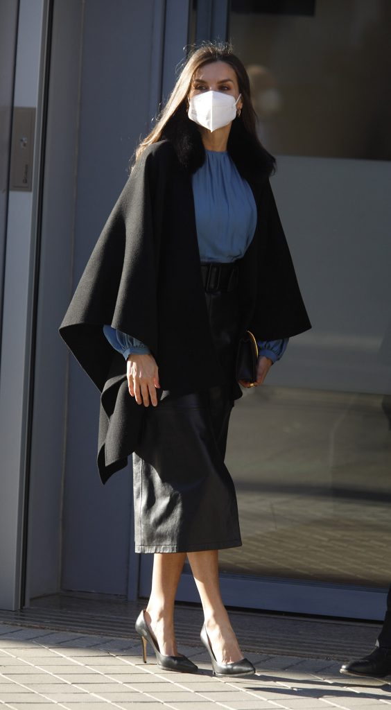 La Reina Letizia da caña con capa y nueva falda de cuero