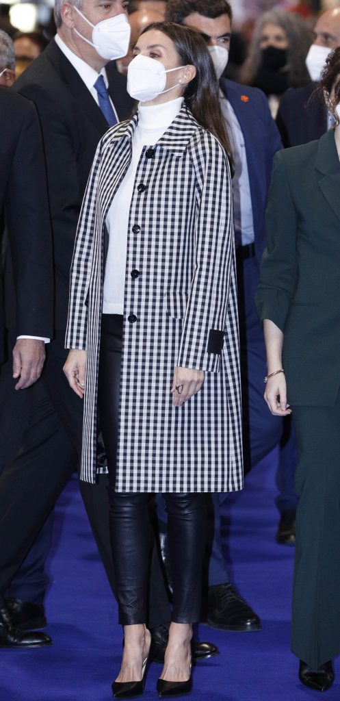 La Reina Letizia 'se va de viaje' con un abrigo vichy algo desubicado