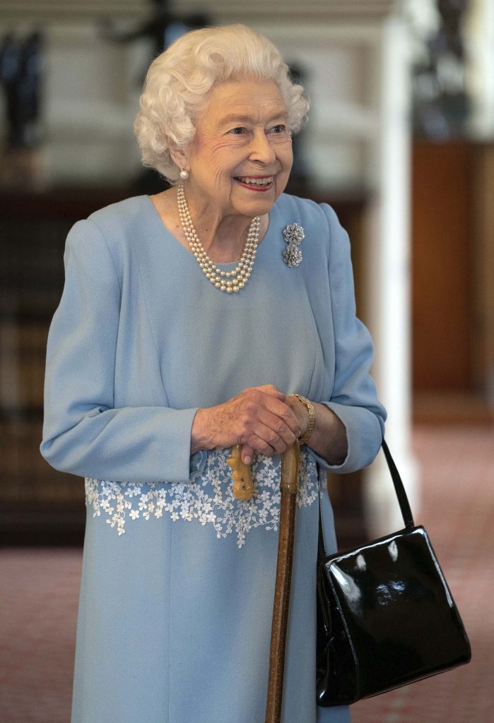El gesto de la reina Isabel que nos ha derretido: usa el bastón de su marido