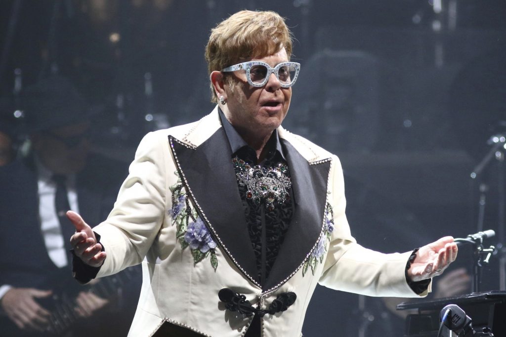 Elton John se ve obligado a hacer un aterrizaje de emergencia mientras viajaba en su jet privado