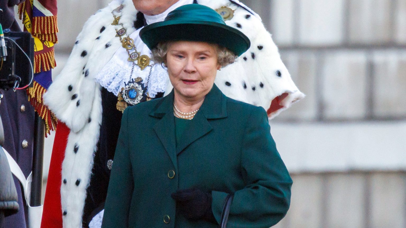 Robo de joyas millonario a la reina Isabel en el rodaje de 'The Crown'
