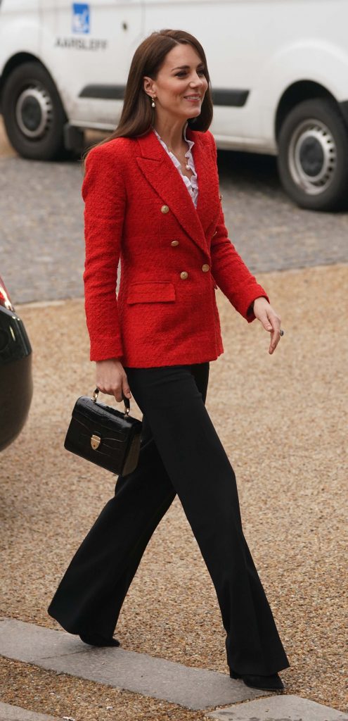 Kate Middleton se tira en tobogán con la chaqueta más bonita de Zara