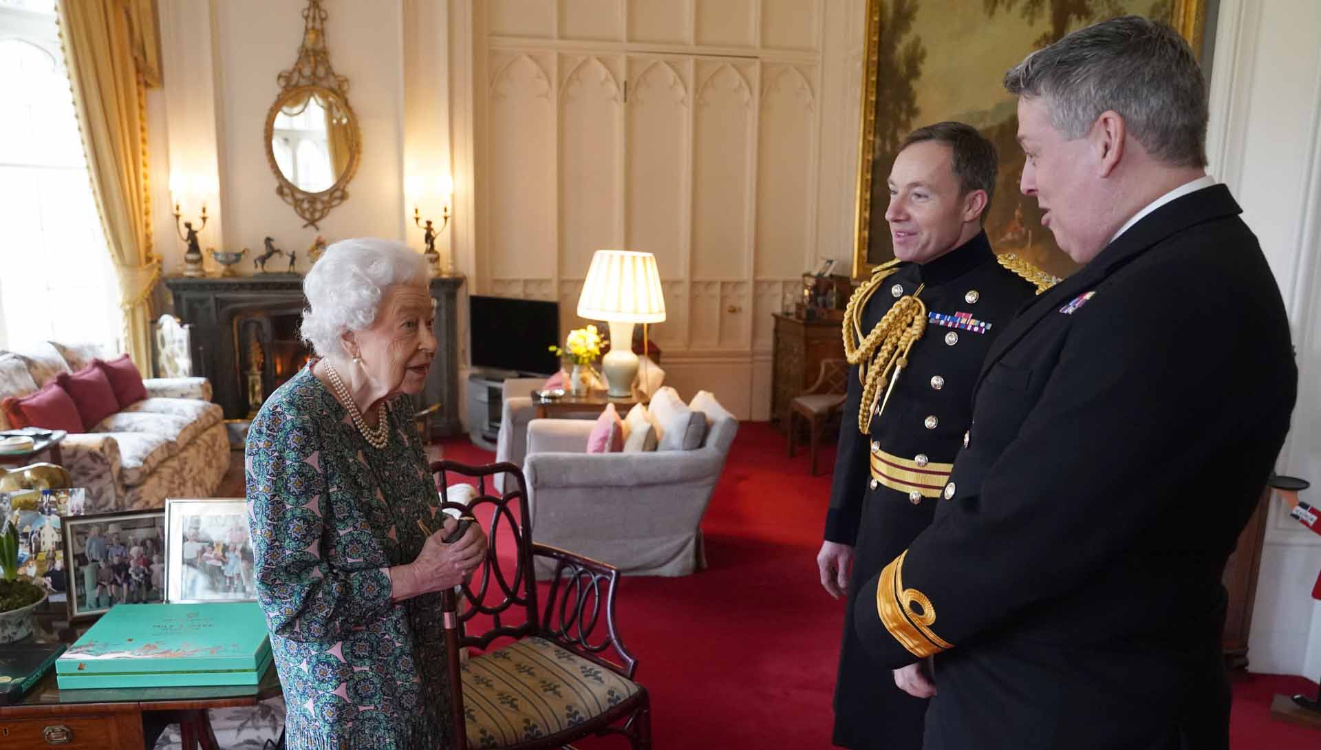 La reina Isabel II da un giro inesperado y preocupa a todos por su contagio en covid