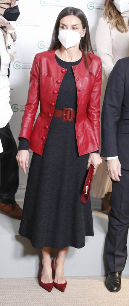 La Reina Letizia arruina una chaqueta de cuero ideal