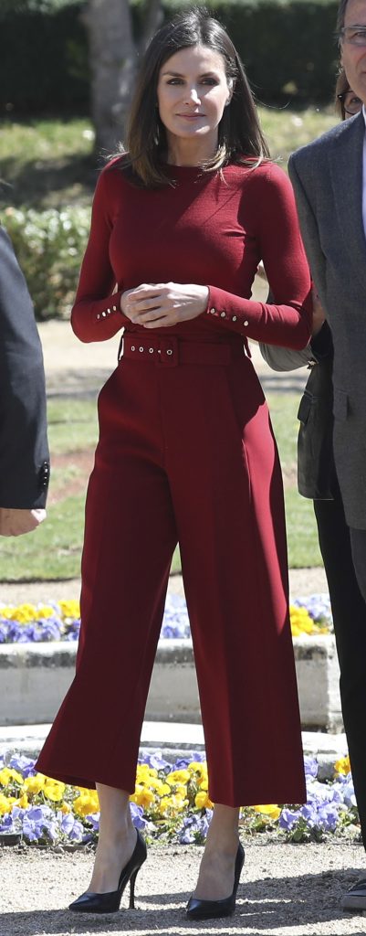 La Reina Letizia saca el look monocolor de tendencia... ¿y gana?
