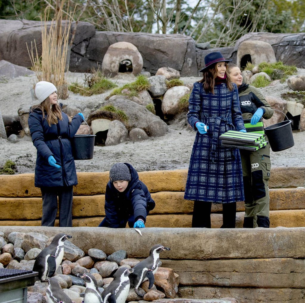 Mary de Dinamarca da nombre a una nueva zona del Zoo de Copenhague (y sus mellizos enloquecen)