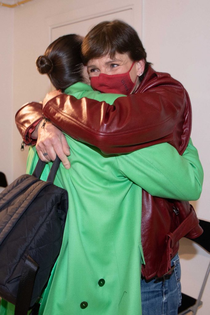¡Amor de madre! Estefanía de Mónaco apoya a su hija diseñadora entre besos y abrazos