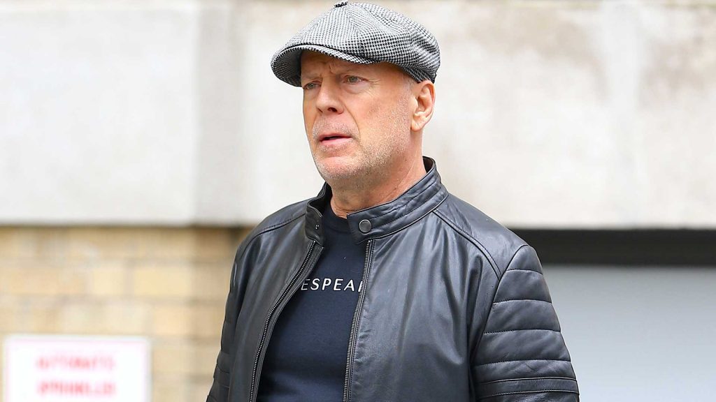 Bruce Willis paseando con una boina.