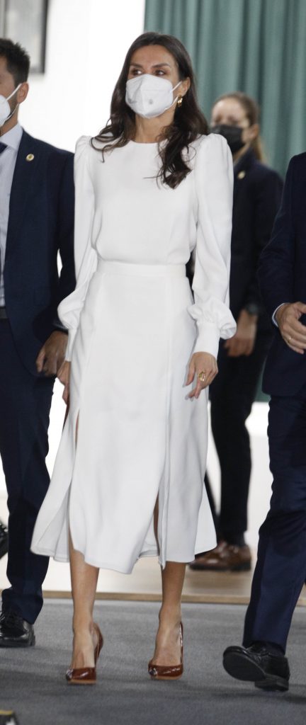 ¡Blanca y radiante! La Reina Letizia regresa 12 años después a Cibeles (y con bastante más estilo)