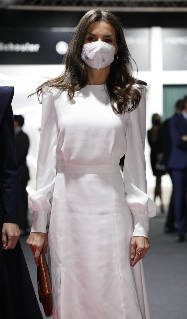 ¡Blanca y radiante! La Reina Letizia regresa 12 años después a Cibeles (y con bastante más estilo)