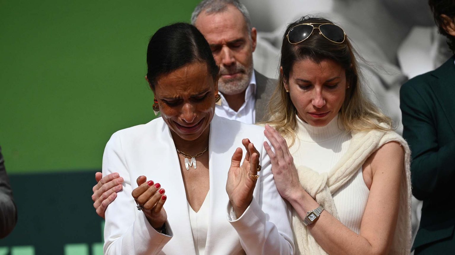Claudia Rodríguez, rota en lágrimas, en el homenaje a Manolo Santana en Marbella