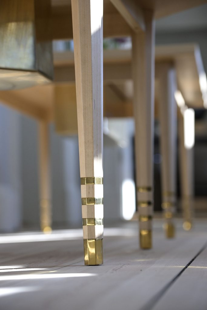 El príncipe Carlos Felipe presenta las mesas que ha diseñado (¿las pondrías en casa?)