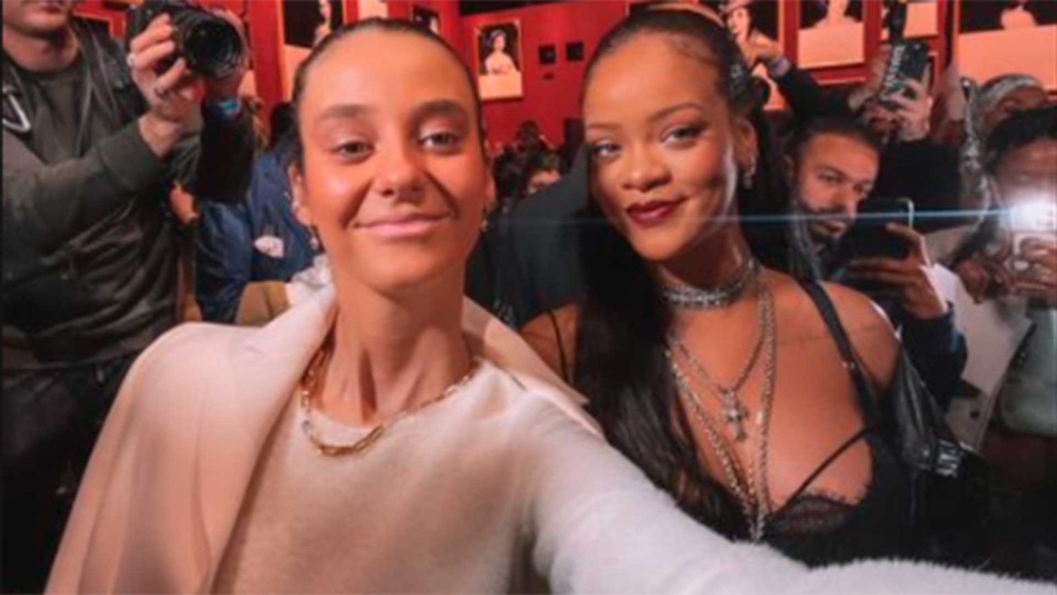 El selfie de Victoria Federica con Rihanna en el desfile de Dior en Paris que se ha convertido en viral